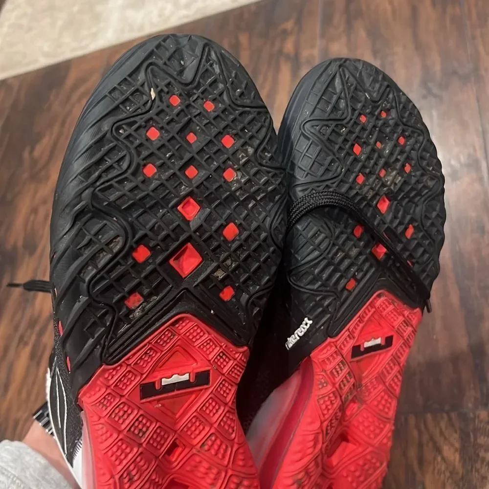 Nike Lebron XVIII 18 Low Heart Of Lion Basketball Shoes CV7562-002 Sz 10 EUC - Picture 5 of 7